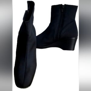 Hush Puppies Shoes/Soft Booties, Black Size 11W 2-1/2" wedge heel Waterproof EUC